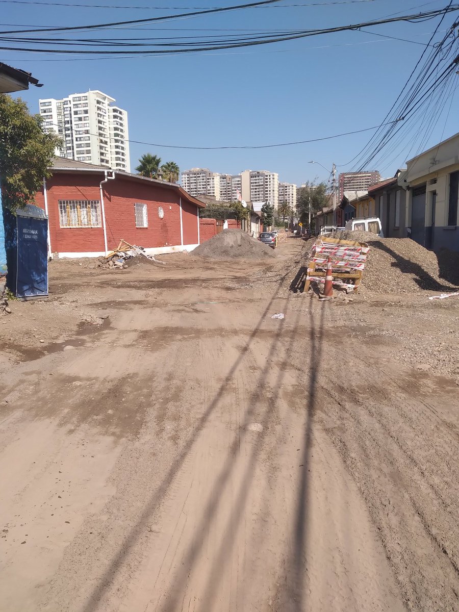 edgardkings's tweet photo. @Orrego Si, encerrados,  con una calle hecho mier... con trabajos detenidos hace mas de un mes.  Severino Casorzo - Barrio Típico Pza. Chacabuco en Independencia.   Ud. Sabe de que se trata, ¿ verdad?.  Entonces, ¿hasta cuando seguimos esperando?... https://t.co/3wsNYaYFNR