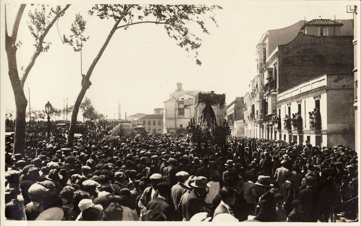 No existía el turismo, no había sueño ni excusas, más que seguir a SU Esperanza y Nazareno por Málaga entera.

Hoy es quimera, mañana Dios dirá.

#CofradíasMLG 
#CofradiasMLG