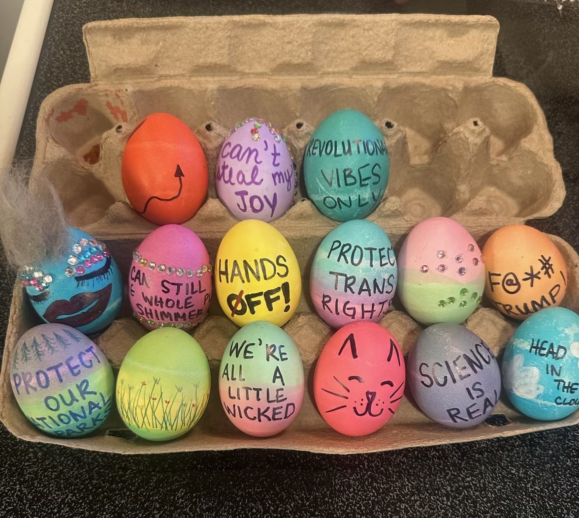 JAllen483's tweet photo. Dying eggs this year with my daughter was a unique experience! ❤️ https://t.co/j7WhydQWqx