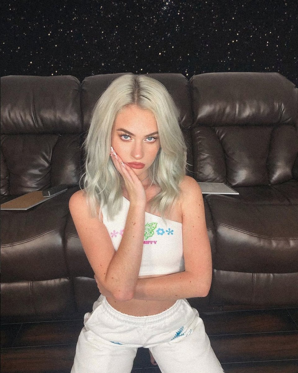 WINSLOOWW's tweet image. Thought, hey, why not match my hair to my eye color? Seemed only fair to let the whole look slay! Big love to my fabulous hair magician, Nugget, for this masterpiece on my 𝘩𝘦𝘢𝘥. #mayberry.
⠀⠀⠀⠀⠀⠀⠀⠀⠀⠀⠀⠀⠀⠀⠀
✽