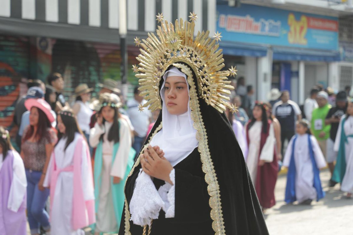 WRADIOMexico's tweet image. Miles de personas presentes en los alrededores del centro de la @Alc_Iztapalapa  para presenciar el recorrido de Jesús de Nazaret en #Viacrucis 

Más info en wradio.com.mx