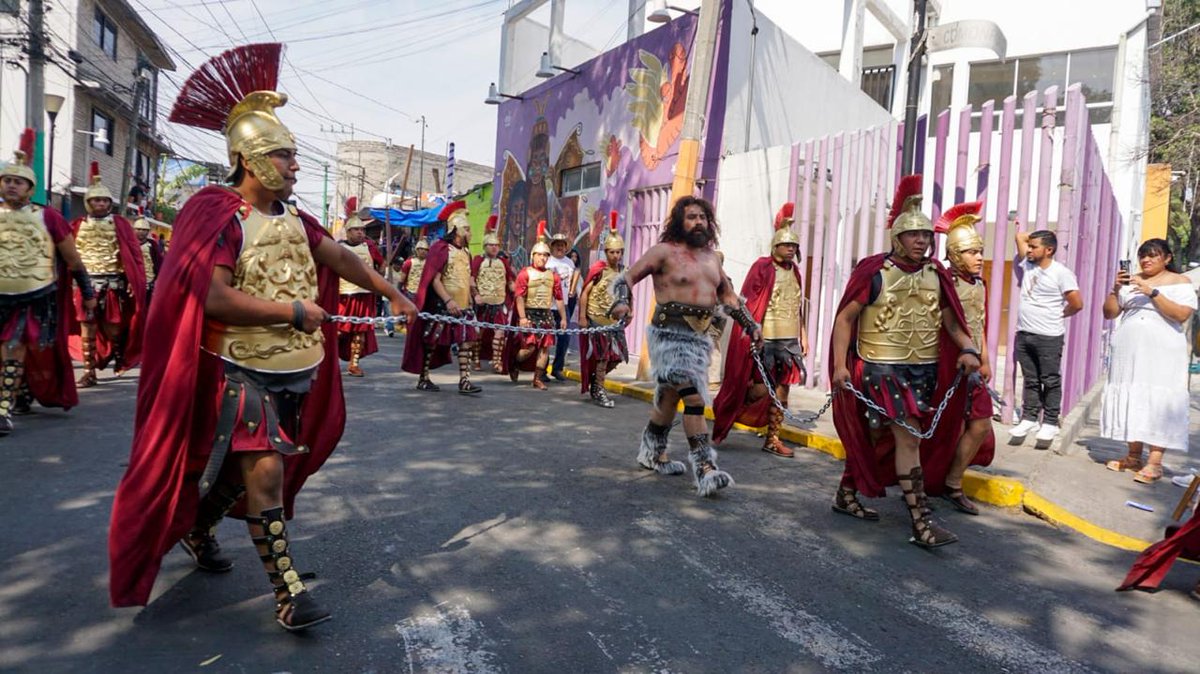 WRADIOMexico's tweet image. Miles de personas presentes en los alrededores del centro de la @Alc_Iztapalapa  para presenciar el recorrido de Jesús de Nazaret en #Viacrucis 

Más info en wradio.com.mx