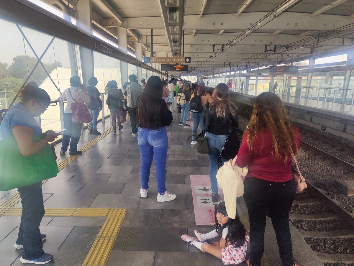 AmsheLow's tweet photo. @MetroCDMX más de 20 minutos en Tezonco, el metro parado en olivos. No avanza. Que poca responsabilidad https://t.co/2TWM75efM8
