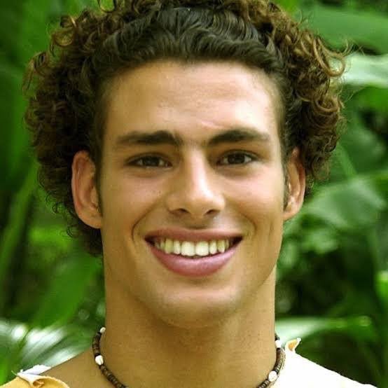 Ficarei do lado do Cauã Reymond, ele tem anos de atuação, atuou ao lado de grandes atores, inclusive a Fernanda Montenegro! Bella a Campos a único papel bom que ela fez, a personagem era MUDA!