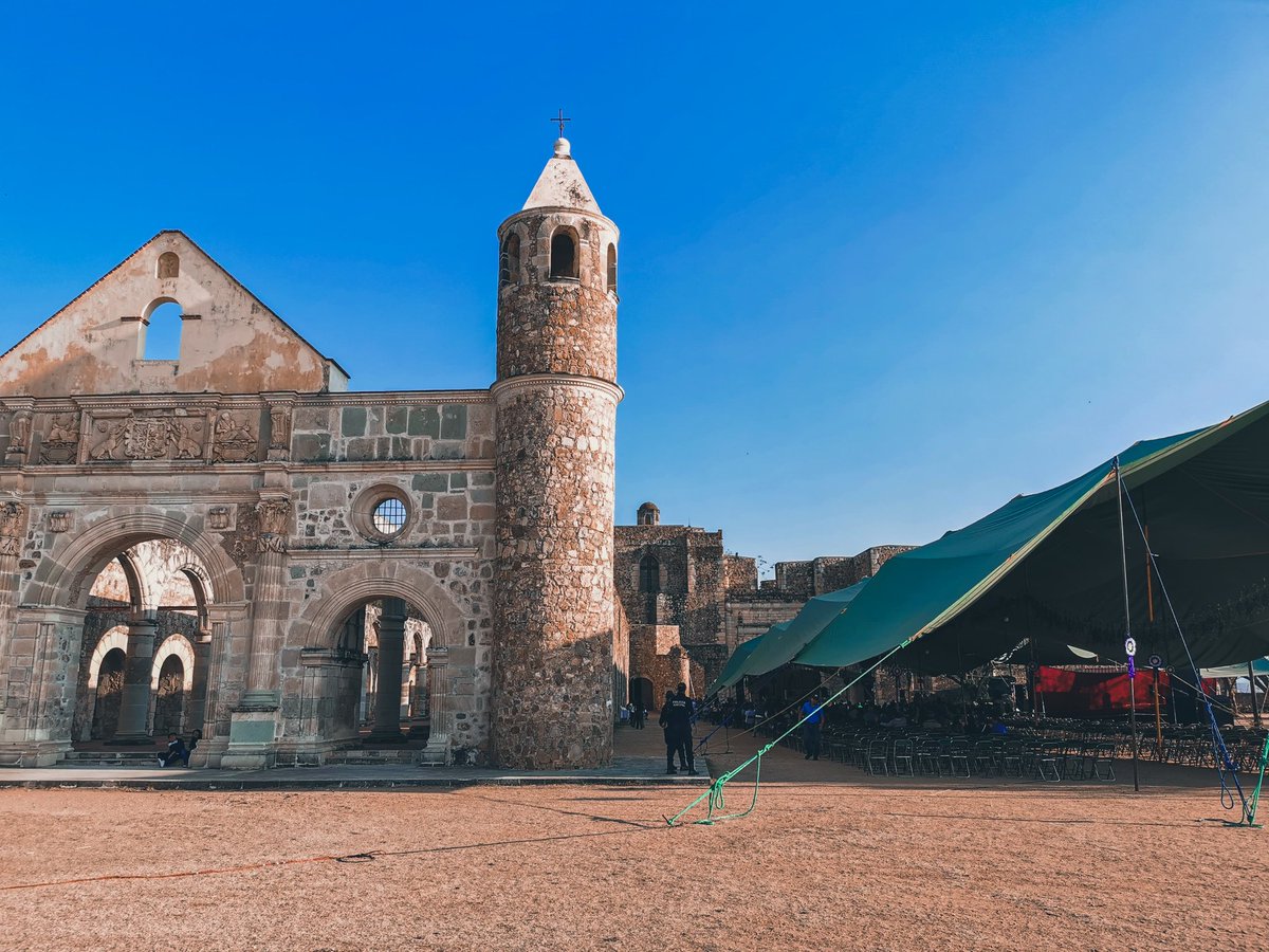 INAHmx's tweet photo. ✨ ¡El Ex Convento de Cuilapam de Guerrero, en Oaxaca, te espera esta #SemanaSantaINAH2025! ✨

Celebremos este Día Internacional de los Sitios y Monumentos visitando nuestros #LugaresINAH.

Consulta los horarios en: https://t.co/TtvelWqj3P https://t.co/YuoeCZqIf7