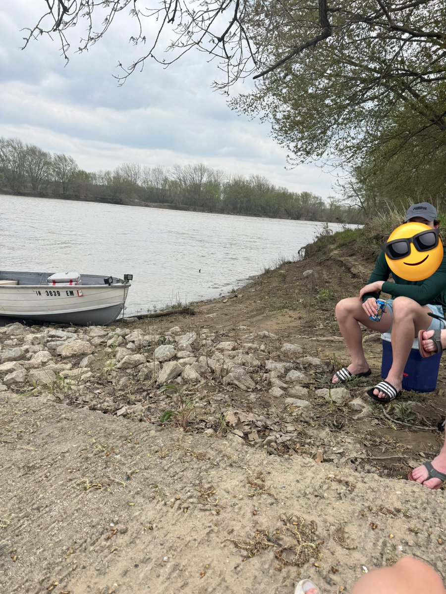 chattahoochee69's tweet photo. Driving a boat you can’t afford and drinking beers you can’t afford #wabashriver #keystonelight https://t.co/oIUyzNzk5i