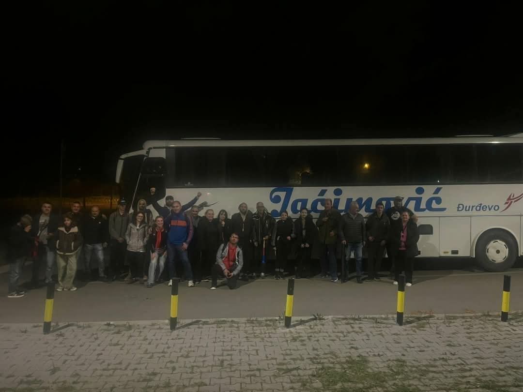 Srđan Crnjanski (@crnjanskisr) on Twitter photo Jaćimovići su i pored svih nedaća koje su ih snašle, večeras besplatno dovezli grupu studenata na blokadu TV Bastilje, na Košutnjak.
Milomir Jaćimović - čovek od reči i karaktera... Jaćimovići su i pored svih nedaća koje su ih snašle, večeras besplatno dovezli grupu studenata na blokadu TV Bastilje, na Košutnjak.
Milomir Jaćimović - čovek od reči i karaktera...