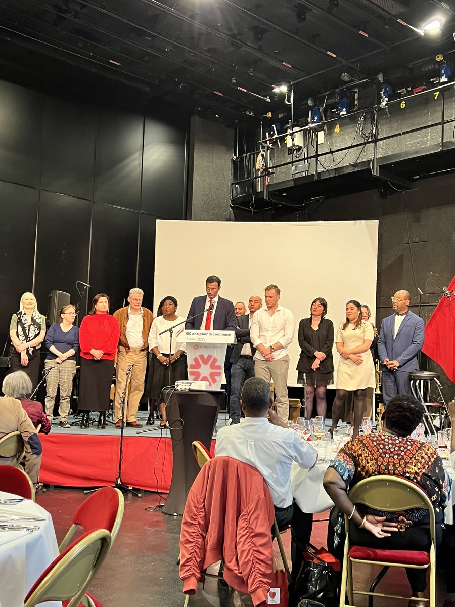 jokienzlen's tweet photo. Merci à Pierre Bell Lloch, maire de Vitry-sur-Seine, pour son invitation à parler au nom du @partisocialiste au banquet des 100 ans de communisme municipal. En commun : soutien au logement social, aide aux assos, droit aux vacances, démocratisation du sport et de la culture. ✊🏻🌷 https://t.co/b9yBzuAjlv