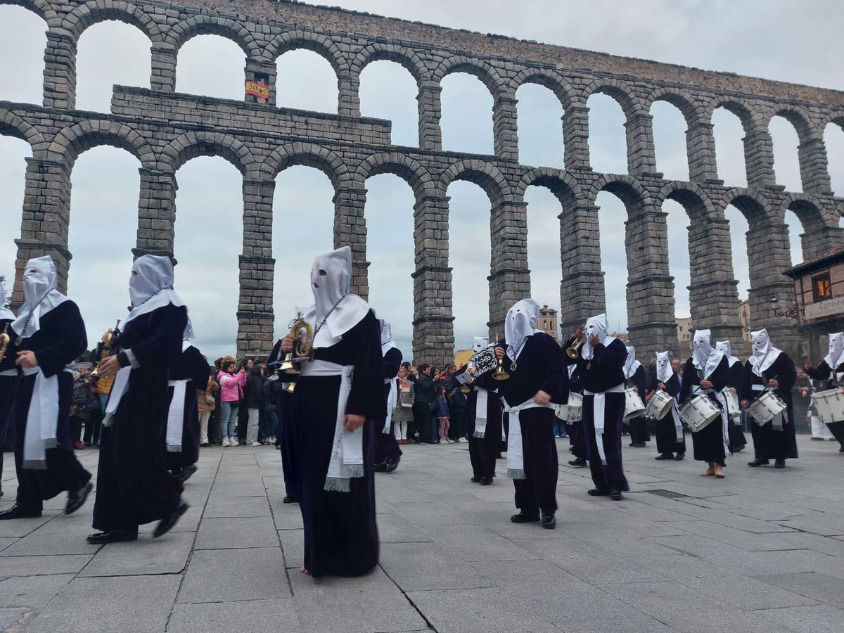 GrupoCPHE's tweet photo. #Segovia Holy Week in Segovia provides a unique setting to follow the steps of numerous saints, with the Good Friday procession linking the Cathedral with the Aqueduct. Declared a National Tourist Interest
#SpainHeritageCities
@spain @segovia_es @TurismoSegovia https://t.co/NVRhcLSCNh