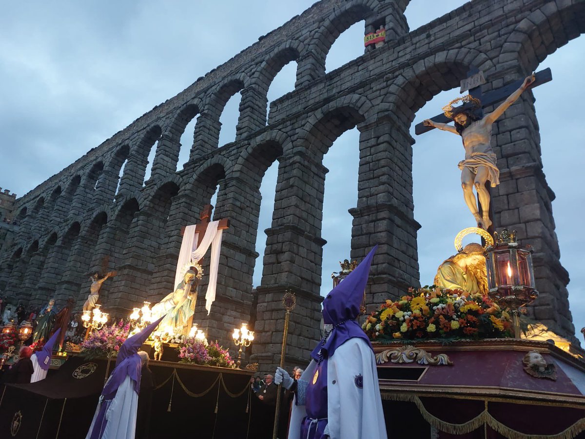 GrupoCPHE's tweet photo. #Segovia Holy Week in Segovia provides a unique setting to follow the steps of numerous saints, with the Good Friday procession linking the Cathedral with the Aqueduct. Declared a National Tourist Interest
#SpainHeritageCities
@spain @segovia_es @TurismoSegovia https://t.co/NVRhcLSCNh