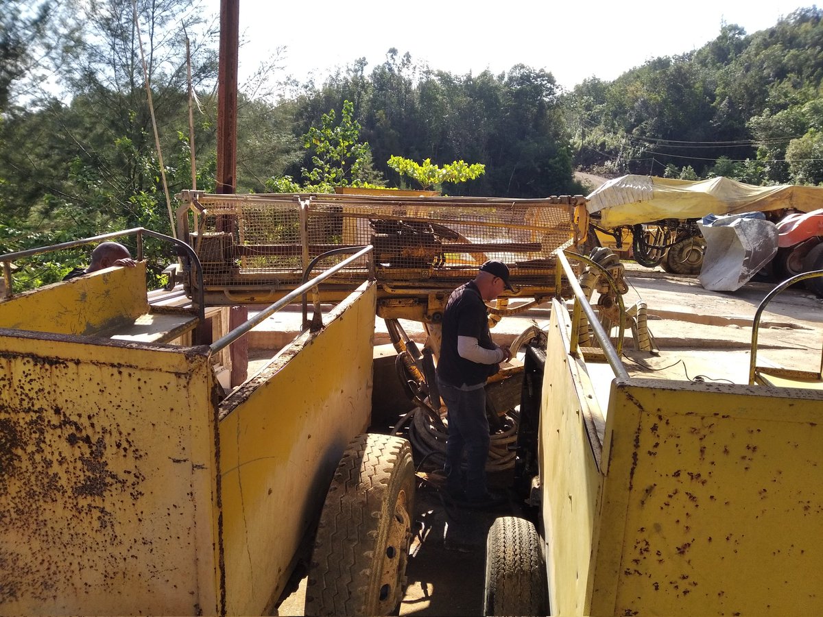 eiphhuebgpinv's tweet photo. Recorrido y chequeo del estado técnico de la perforadora Diamec en el túnes del Trasvase, por los especialistas de la UEBGP.
#HolguínSí #UEBGP https://t.co/6rKhM9M2uX