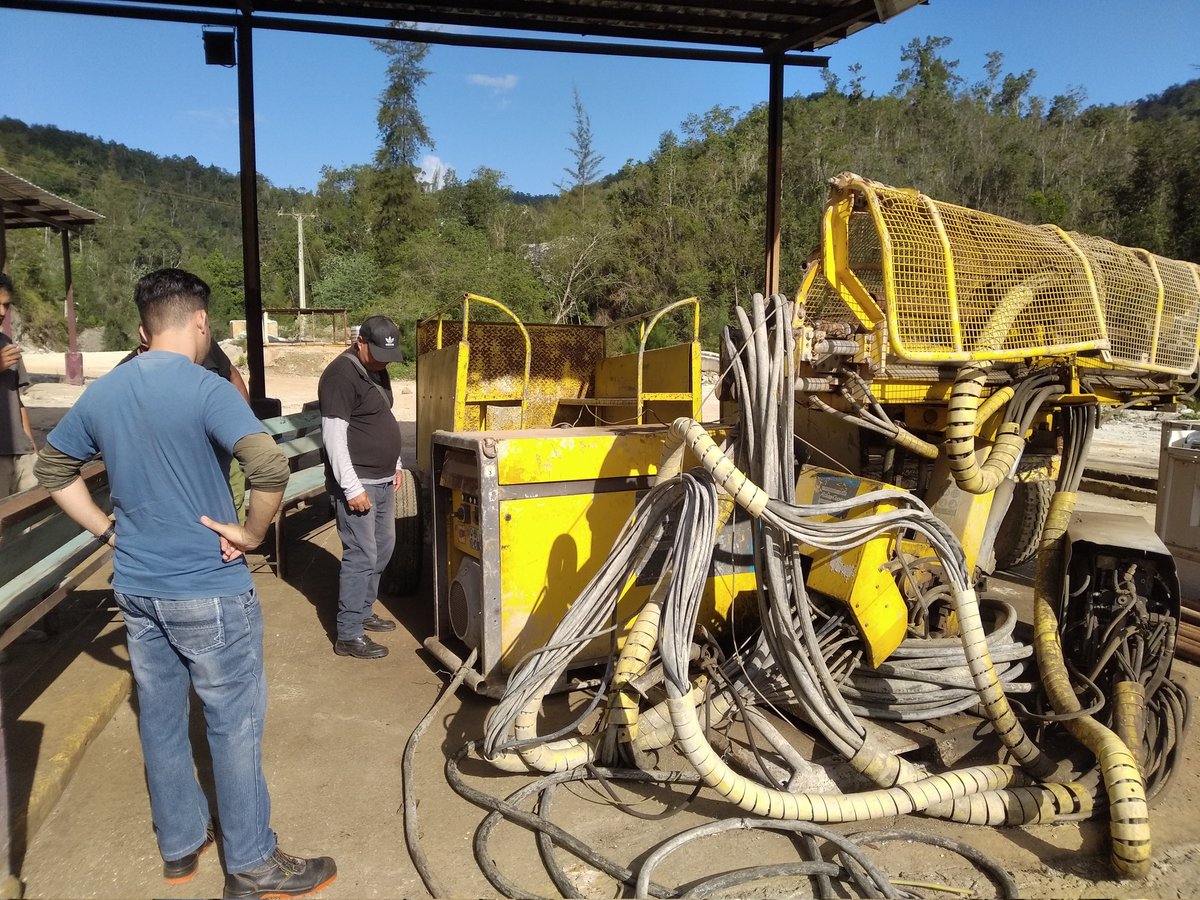 eiphhuebgpinv's tweet photo. Recorrido y chequeo del estado técnico de la perforadora Diamec en el túnes del Trasvase, por los especialistas de la UEBGP.
#HolguínSí #UEBGP https://t.co/6rKhM9M2uX