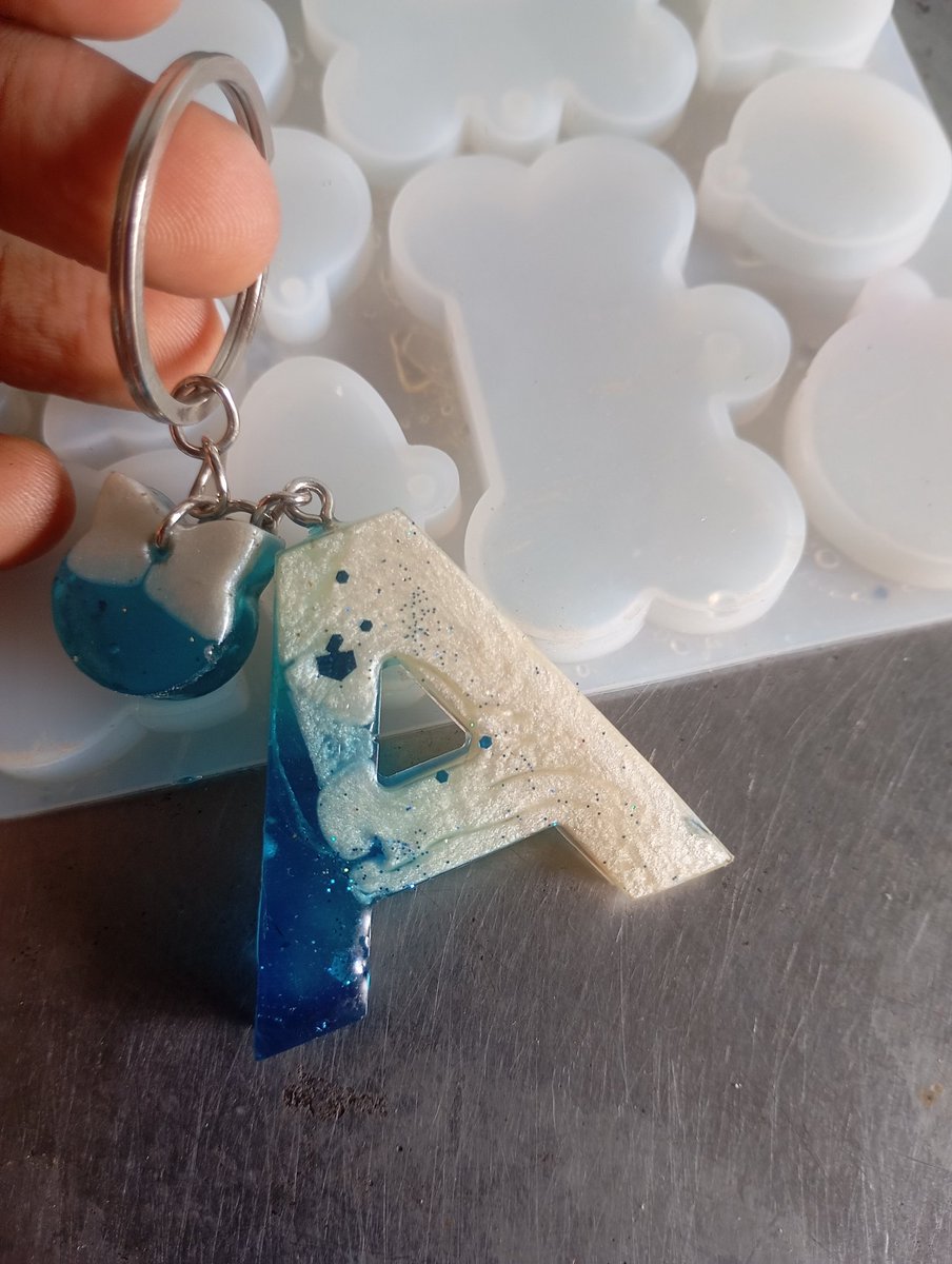 oluwaloba_P's tweet photo. Turn memories into keepsakes with these resin key holders. Take a piece of this journey everywhere you go.
Hand made with love ❤️
Send a DM to place an order
#souvenier
#souvenier_ideas
#gift_items https://t.co/E6AFAEc6Hu