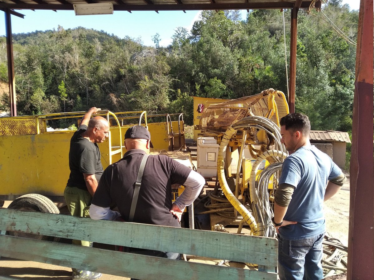 eiphhuebgpinv's tweet photo. Recorrido y chequeo del estado técnico de la perforadora Diamec en el túnes del Trasvase, por los especialistas de la UEBGP.
#HolguínSí #UEBGP https://t.co/6rKhM9M2uX