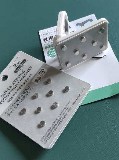 mistliges's tweet photo. 良いのが百均にあったので買ったら磁石じゃなくてテープだったので磁石化☆
これまた百均のネオジム。全部が丁度入るサイズだったのでそのまま台紙ごと使用。磁石はラミネート様に覆われてるので壁の傷防止に丁度いい♪
多少オーバースペックな気もしますがバッチリでした(^^)#100均 https://t.co/oOW5P0C2VX