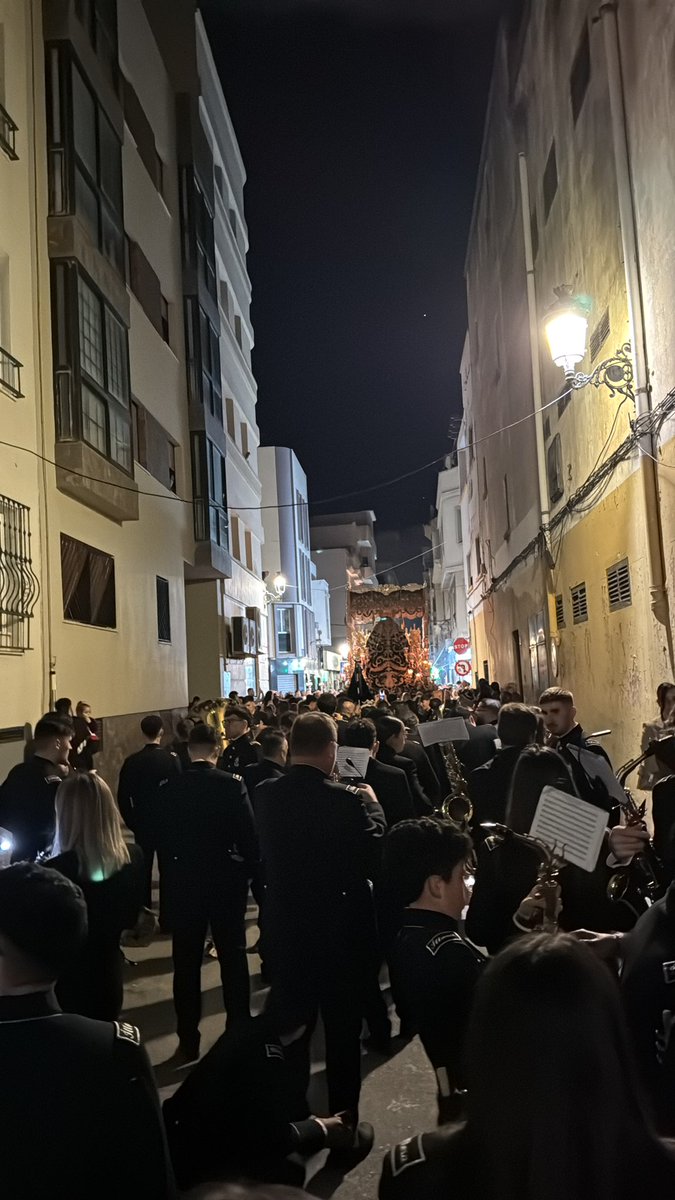 María Santísima de la Esperanza va camino de Carrera Oficial por las calles de La Línea con “La Virgen de Sevilla” 

#suenaillora #bandaillora #semanasanta #lalinea #esperanza