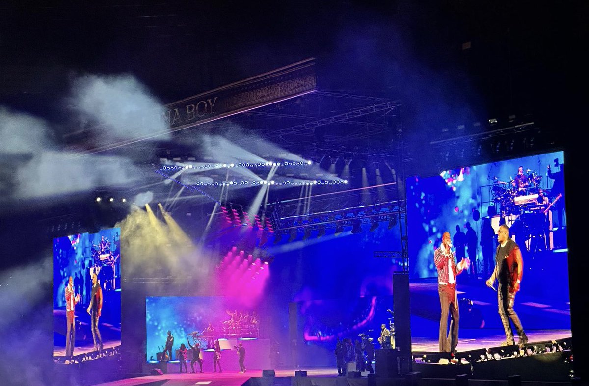 MARADIOFM's tweet photo. Concert de la Star de l’Afrobeats @burnaboy au Stade France ce vendredi.Selon notre correspondante sur place le public a vibré au son du Compas 4 #Kampe ,chanson interprétée sur scène avec l’incontournable @JoeDwetFile .Le Kompas était présent ce soir au Stade de France pour ce concert de Burna Boy .exclusivité #RFMINFO