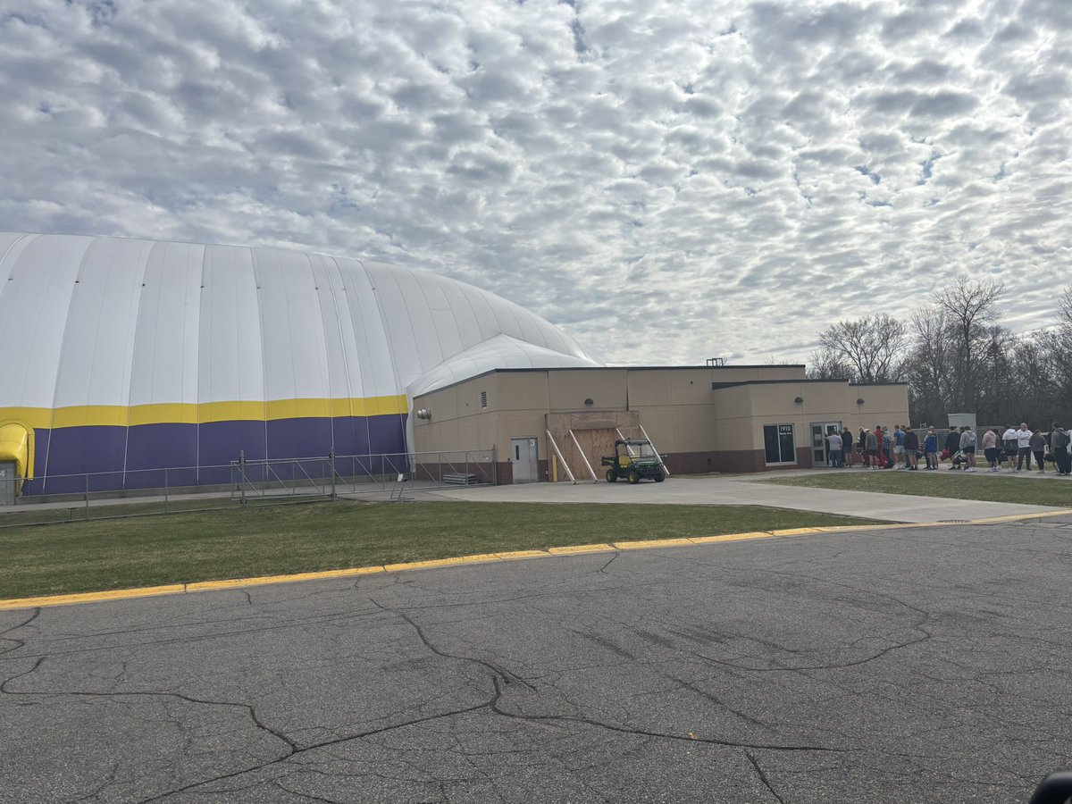 We are about to get rolling with the 2025 Thunder Dome Camp! First up we have the big fellas in the OL/DL! 🤘🏽😈

#MakeTheJourney