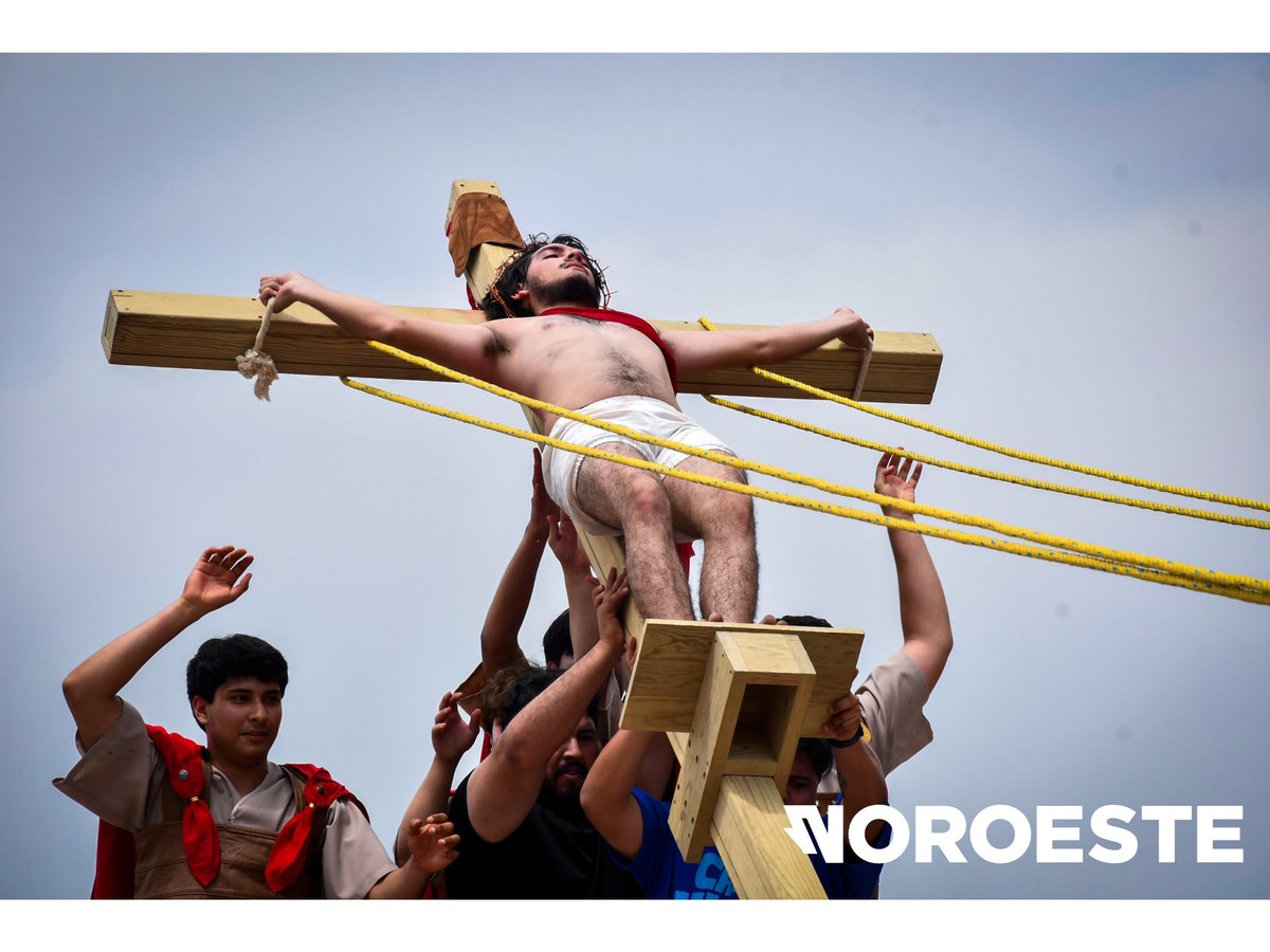 noroestemx's tweet image. La avenida Álvaro Obregón, en el Centro de #Culiacán, se convirtió en el escenario para representar la Pasión de Cristo en este #ViernesSanto, donde el #Viacrucis terminó en el templo de La Lomita
👉🏼 url.noroeste.com.mx/QgKqn
📸 : Analiz Hernández