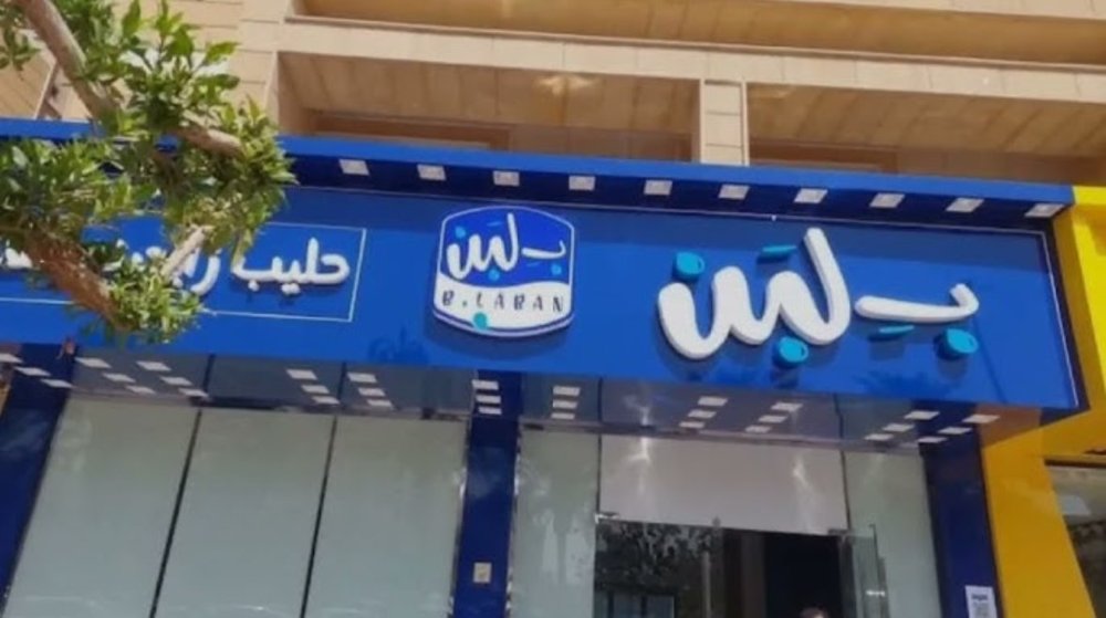 ZKl3r's tweet photo. مقدمة: سلسلة «بـ لبن» هي مشروع مصري حديث انتشر بسرعة كبيرة في مجال الحلويات الشرقية ومنتجات الألبان، حيث توسعت الشركة إلى 110 فروع يعمل بها نحو 25 ألف موظف في مصر ووصلت إلى 9 دول عربية​

. لكنها وجدت نفسها في خضم أزمة غير مسبوقة أدت إلى إغلاق جميع فروعها في مصر بقرارات إدارية مفاجئة. أثارت هذه التطورات جدلًا واسعًا في الرأي العام وبين رواد مواقع التواصل الاجتماعي، وانقسمت الآراء حول أسباب الإغلاق الحقيقية بين الرواية الرسمية التي تتحدث عن مخالفات صحية وإدارية، وبين نظريات أخرى تشمل صراعات تجارية وتمويل مشبوه وحملات ممنهجة. فيما يلي تقرير مفصل يوضح التسلسل الزمني للأحداث، ويحلل الأسباب المعلنة والخفية وراء إغلاق سلسلة "بـ لبن" (بما يشمل علاماتها التجارية مثل "بلين" وغيرها)، مع استعراض ردود الفعل الجماهيرية وتصريحات الجهات الرسمية المصرية وتوضيح موقف الشركة وإمكانية إعادة فتح الفروع مستقبلًا.