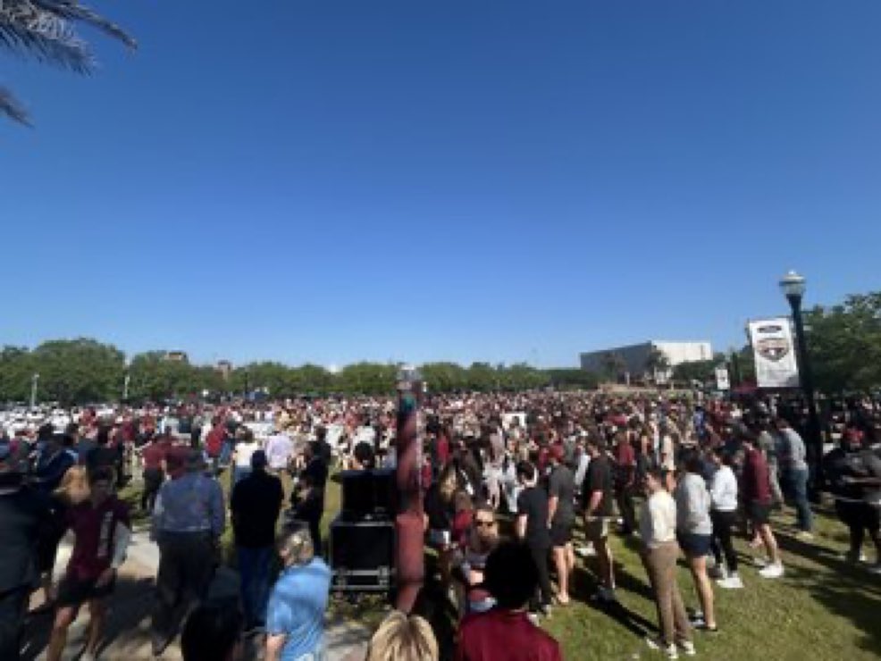 FSU_Barstool's tweet image. Community doesn’t begin to describe what our school has. More waves of students and alumni have arrived at Langford Green since this picture was taken. Noles 🍢