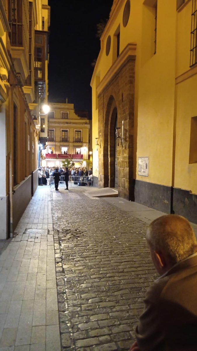 elllamadorcsr's tweet photo. La Policía distancia con vallas a más de 15 metros a los asistentes a la entrada de ⁦@hdadtres_caidas⁩ de San Isidoro https://t.co/ernSW4W9zh