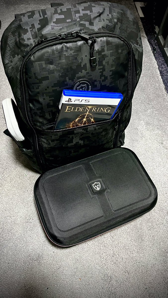 Generation6amer's tweet photo. Über Ostern wieder on Tour. Frau sagt, Ich soll meine Sachen packen. Und genau das habe ich auch getan 🫣😁 Frohe #Ostertage wünsche ich euch. https://t.co/bfaDx1AGXl