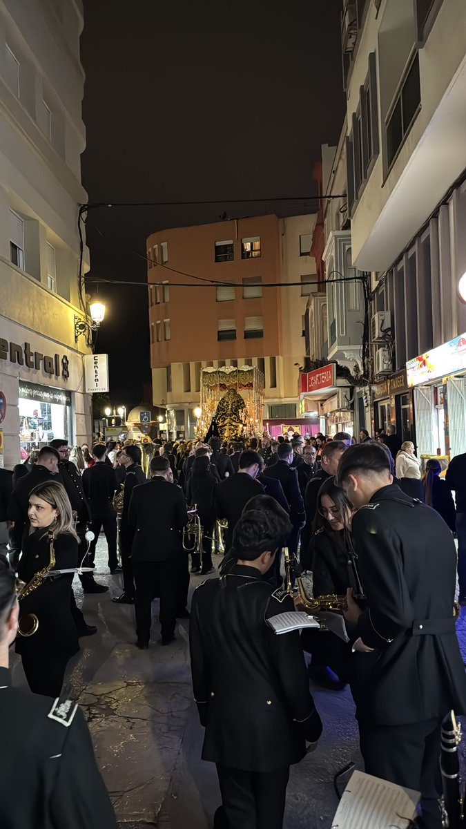 Entramos en carrera oficial acompañando a María Santísima de la Esperanza a sones de “Puerta del Cielo” y “Siempre Macarena”

#suenaillora #bandaillora #semanasanta #lalinea #esperanza