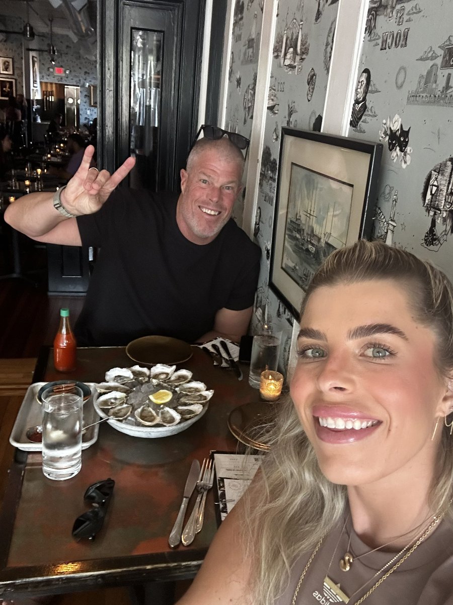 savanah2j's tweet photo. probably needed a hug went went and got oysters with @Coach2J instead (which is obviously better 😌) https://t.co/BF5yVKNp6J