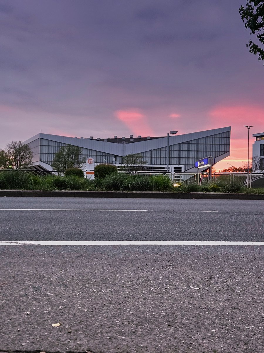 potteinander's tweet photo. Die altehrwürdige GRUGAHALLE im Abendlicht.
.
_____ 🟡🔵 _____
.
.
.
#essen #essenliebe #essenüberrascht #essenistanders #essenerleben #essenentdecken #inessengehtalles #inessenistwaslos #gruga #grugahalle #rüttenscheid #abendstimmung #abendlicht #sundown https://t.co/KxTcgQGEqY
