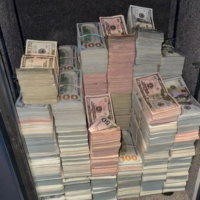 blowmemecoin's tweet photo. $BLOW THAT CASH! https://t.co/CqwpzaAloi