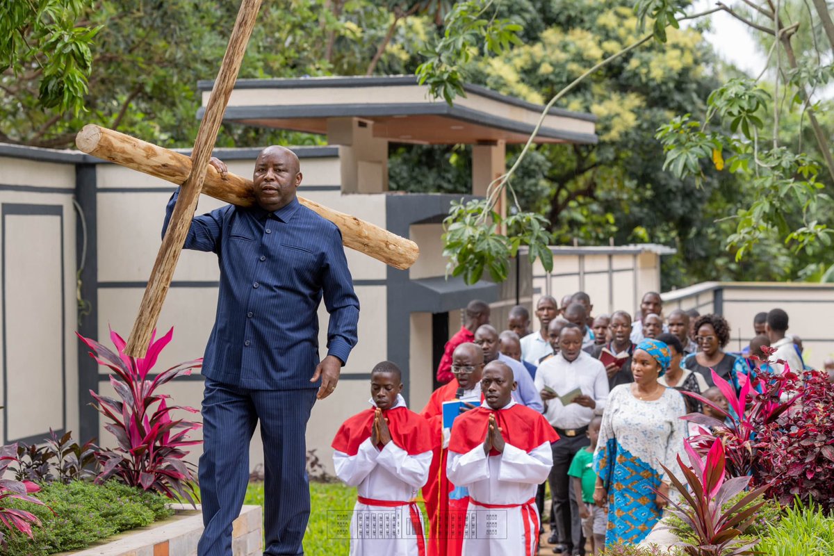 uyu mugabo murebe yitwa #NEVA Perezida w'Igihugu cy'U #Burundi 🇧🇮 ngo nyuma yo kubona ko arimo kuyobya abarundi yahisemo kwikorera umusaraba ikimenyetso cyuko agiye kwipfira ati buri murundi wese yirwarize uko azabaho.
<a href="/Patriote/">Patriote</a>🇧🇮