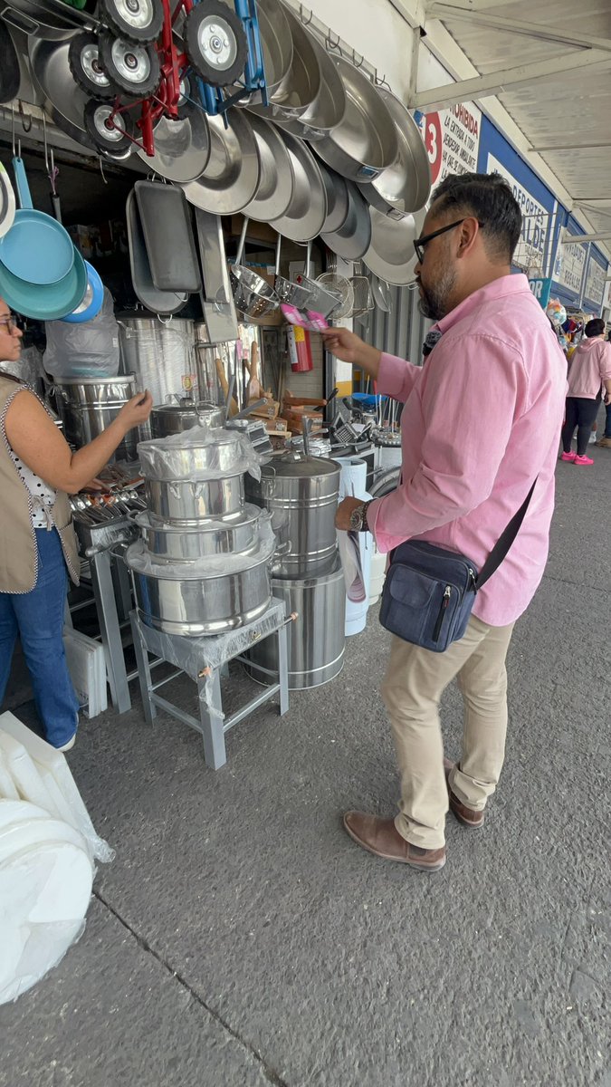 JaimeLimonMX's tweet photo. Gracias #MercadoEscobedo por recibirnos tan bonito. Me quedo en el corazón con aquellos con quienes pude conversar y cruzar palabra sobre la #ReformaJudicial y las #Elecciones2025
#JaimeLimón #JaimeLimonMX #MercadoEscobedo #Querétaro #Qrolovers #MagistradoDigital #MagistradoLimón https://t.co/twPSBQJgPZ