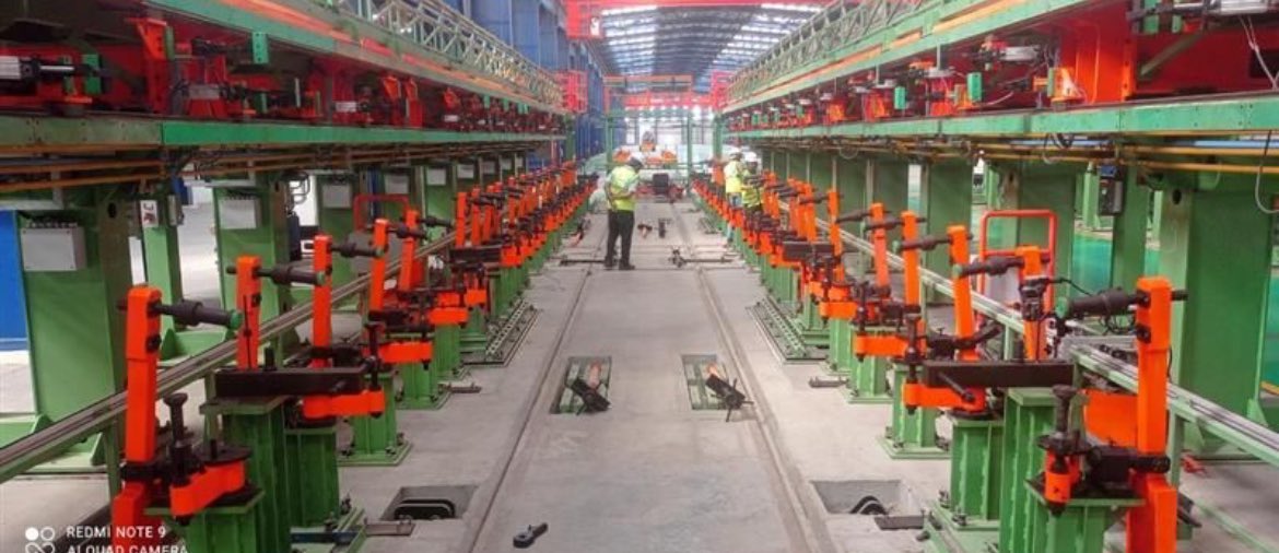 INDinfraeconomy's tweet photo. 🚨KINET VANDE BHARAT SLEEPER EXCLUSIVE UPDATE🚨
Behind the scenes at #MRCF, Latur. Here's the upgraded body assembly fixture, specially adapted for the Vande Bharat sleeper project.
This semi-automatic setup will build structures with accuracy and consistency - all in-house. https://t.co/7H7DS7EnLF
