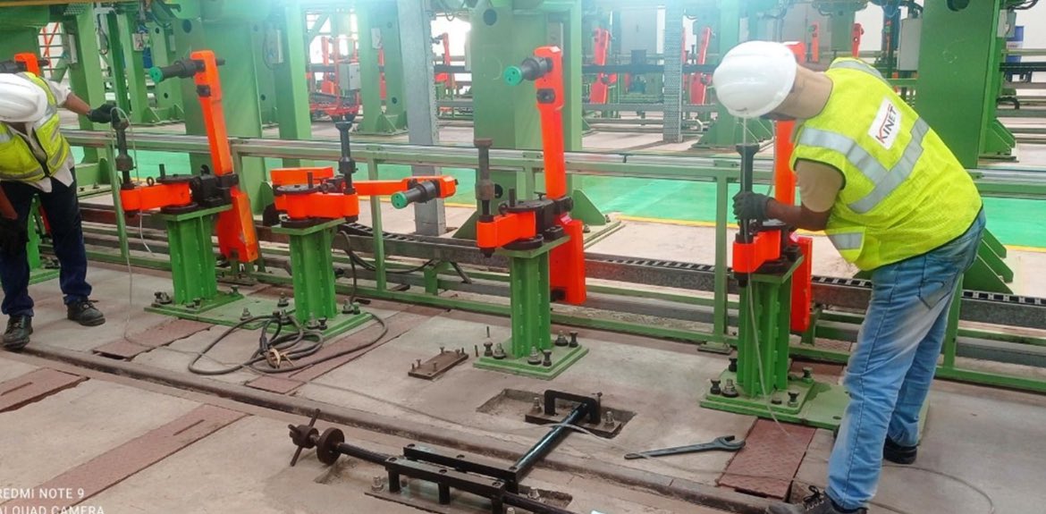 INDinfraeconomy's tweet photo. 🚨KINET VANDE BHARAT SLEEPER EXCLUSIVE UPDATE🚨
Behind the scenes at #MRCF, Latur. Here's the upgraded body assembly fixture, specially adapted for the Vande Bharat sleeper project.
This semi-automatic setup will build structures with accuracy and consistency - all in-house. https://t.co/7H7DS7EnLF