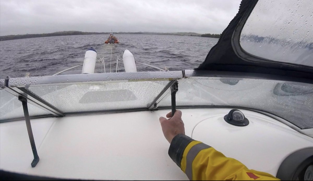 Lough Derg RNLI assist 2 people on18ft motor cruiser adrift engine failure rnli.org/news-and-media…
