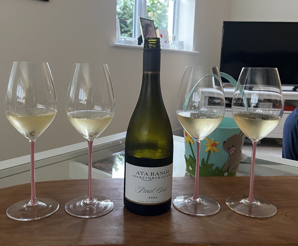 littlebedwyn's tweet photo. Homemade curry with some class New Zealand 🇳🇿 wines @nzwine @nzwineeurope @GreystoneWines @mahiwine #AtaRangi - full report soon https://t.co/NsJiH4HSMi