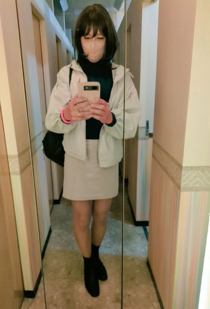 個室が空くのを待ち疲れて
なんとなく投げやりな鏡自撮り