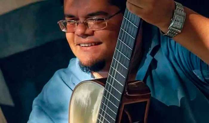 AbelPrieto11's tweet photo. Eduardo Sosa hubiera cumplido hoy 53 años. Lo estamos celebrando en la @CasAmericas c/hermanos d la Brigada Juan Ríus Rivera. Según Abelito, Sosa decía q en Pto Rico querían a los cubanos más q en ninguna otra parte. Viva Puerto Rico libre!!! Felicidades, querido Eduardo!!! https://t.co/4wxoiBRncb