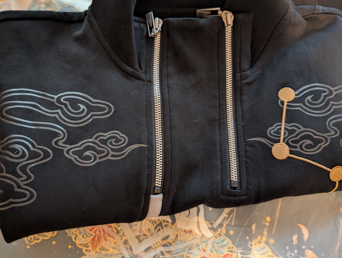 Dan Heng mamianqun came and it's super beautiful! Thought it could pair well with the DH sweatshirt but it didn't look right 😔.