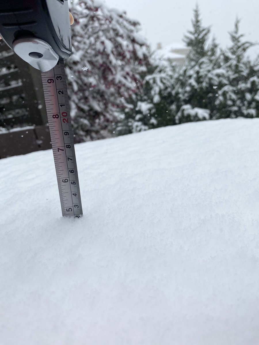 NYPinter's tweet photo. @BianchiWeather Can confirm almost 5 inches at 3:30pm in west Lakewood. @BianchiWeather https://t.co/k9aHYD8Haa