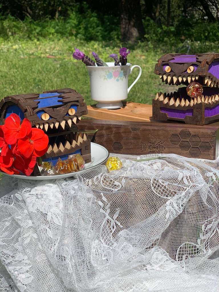 talonclaw's tweet photo. It’s chaotic romance at Booth 14 this weekend—stop by for mimics, magic, and mischievous love!
#RenaissancePleasureFaire @RenaissancePleasureFaire #WhereFantasyRules #DND #Woodworking #DNDArt #DiceGoblin #TTRPG #FantasyGaming #CottageCore https://t.co/bgYFvI4YQi