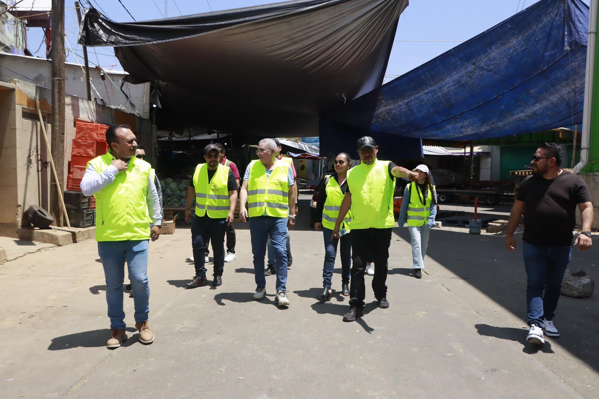 noejaracruz's tweet photo. Como parte del programa “Oaxaca Capital Segura en Semana Santa”, hoy realizamos un recorrido por la Central de Abasto para supervisar las condiciones del lugar y reforzar las acciones de seguridad, limpieza y atención ciudadana.

Nuestro compromiso es garantizar que comerciantes, visitantes y locatarios vivan esta temporada en un entorno seguro, ordenado y con todo el apoyo del gobierno municipal.

#OaxacaCapitalSegura
#SemanaSanta2025
#TransformandoJuntosLaCapital