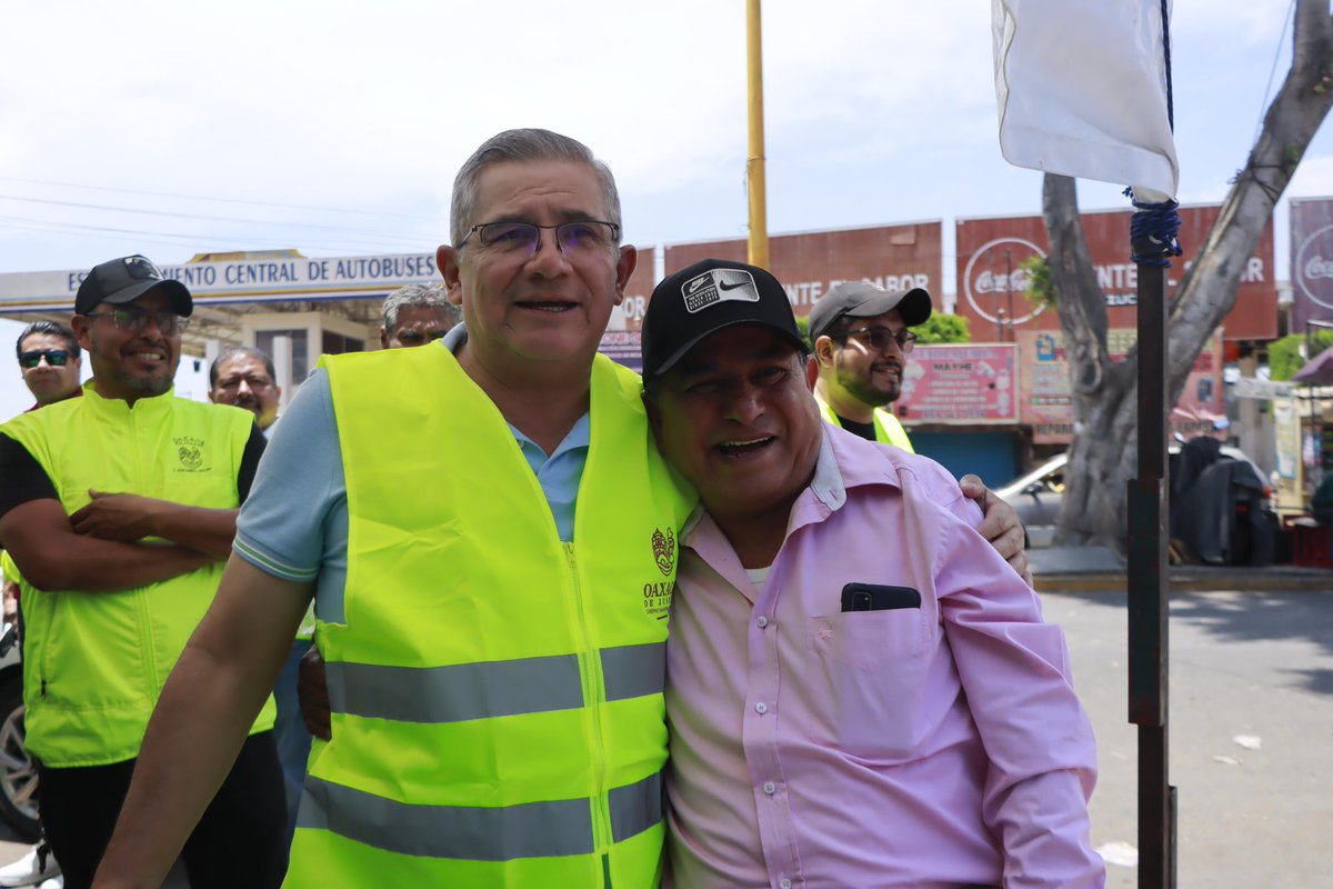 noejaracruz's tweet photo. Como parte del programa “Oaxaca Capital Segura en Semana Santa”, hoy realizamos un recorrido por la Central de Abasto para supervisar las condiciones del lugar y reforzar las acciones de seguridad, limpieza y atención ciudadana.

Nuestro compromiso es garantizar que comerciantes, visitantes y locatarios vivan esta temporada en un entorno seguro, ordenado y con todo el apoyo del gobierno municipal.

#OaxacaCapitalSegura
#SemanaSanta2025
#TransformandoJuntosLaCapital