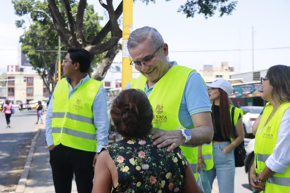 noejaracruz's tweet photo. Como parte del programa “Oaxaca Capital Segura en Semana Santa”, hoy realizamos un recorrido por la Central de Abasto para supervisar las condiciones del lugar y reforzar las acciones de seguridad, limpieza y atención ciudadana.

Nuestro compromiso es garantizar que comerciantes, visitantes y locatarios vivan esta temporada en un entorno seguro, ordenado y con todo el apoyo del gobierno municipal.

#OaxacaCapitalSegura
#SemanaSanta2025
#TransformandoJuntosLaCapital