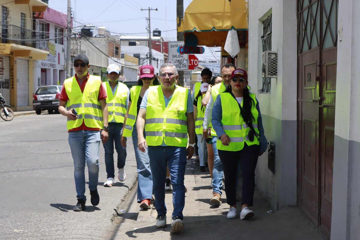 noejaracruz's tweet photo. Como parte del programa “Oaxaca Capital Segura en Semana Santa”, hoy realizamos un recorrido por la Central de Abasto para supervisar las condiciones del lugar y reforzar las acciones de seguridad, limpieza y atención ciudadana.

Nuestro compromiso es garantizar que comerciantes, visitantes y locatarios vivan esta temporada en un entorno seguro, ordenado y con todo el apoyo del gobierno municipal.

#OaxacaCapitalSegura
#SemanaSanta2025
#TransformandoJuntosLaCapital