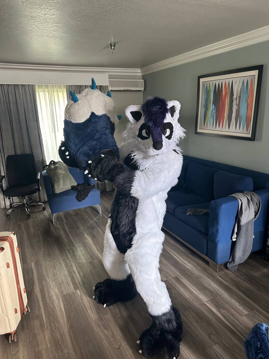 In LVFC with my completed fursuit courtesy of <a href="/leerrooyTwitch/">leerrooy</a> been a fun time so far! #FursuitsFriday #LVFC2025