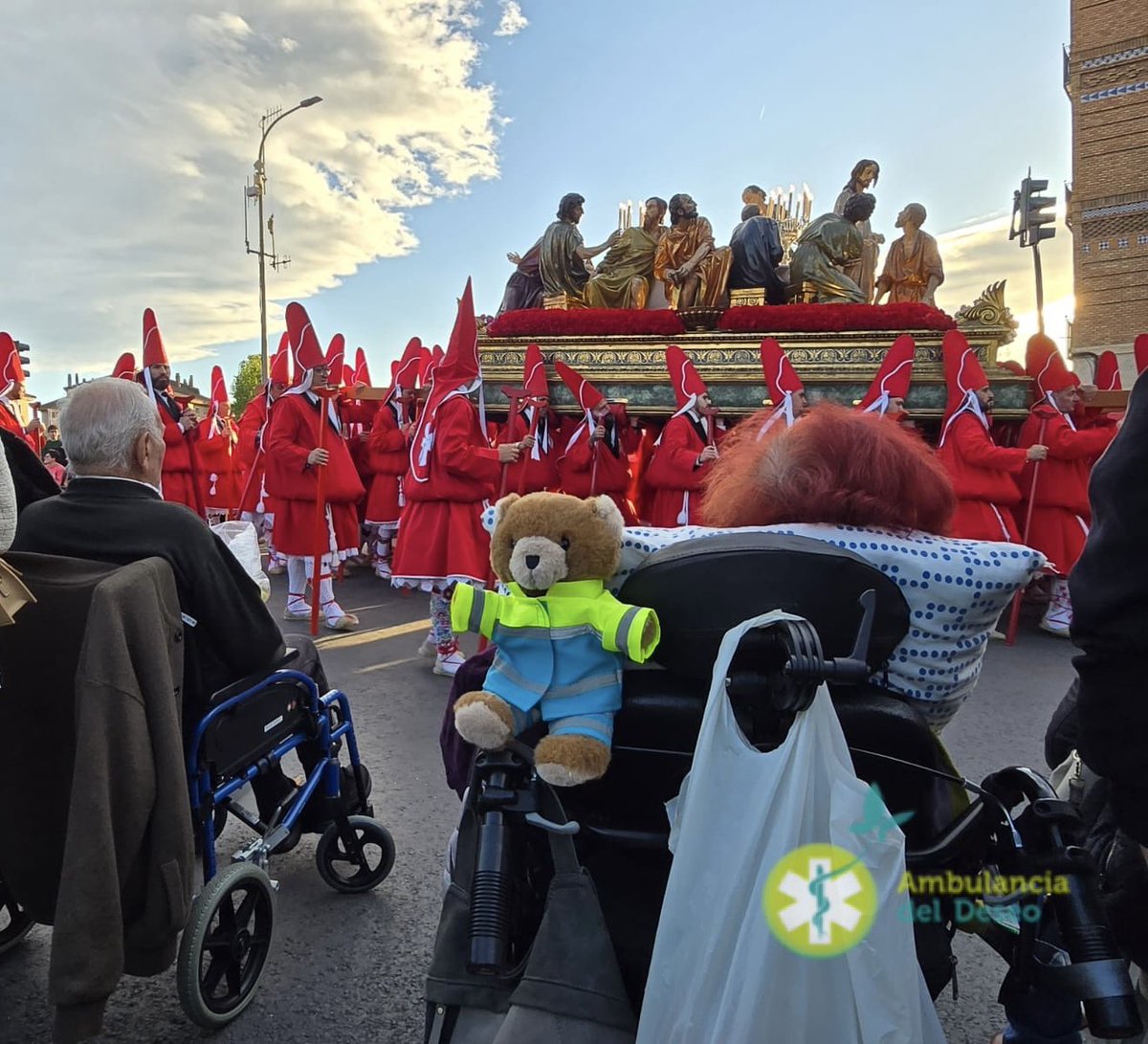 AmbuDeseo's tweet photo. El deseo de Fuensanta y Miguel.
Ver la procesión de miércoles santo de “Los coloraos” de Murcia.
Miguel ha vuelto a su barrio para ver a su Cofradía en la procesión rodeado de su familia. 
Fuensanta también ha revivido recuerdos muy especiales junto a los suyos.
#semanasanta https://t.co/eZ8uLbTcS8
