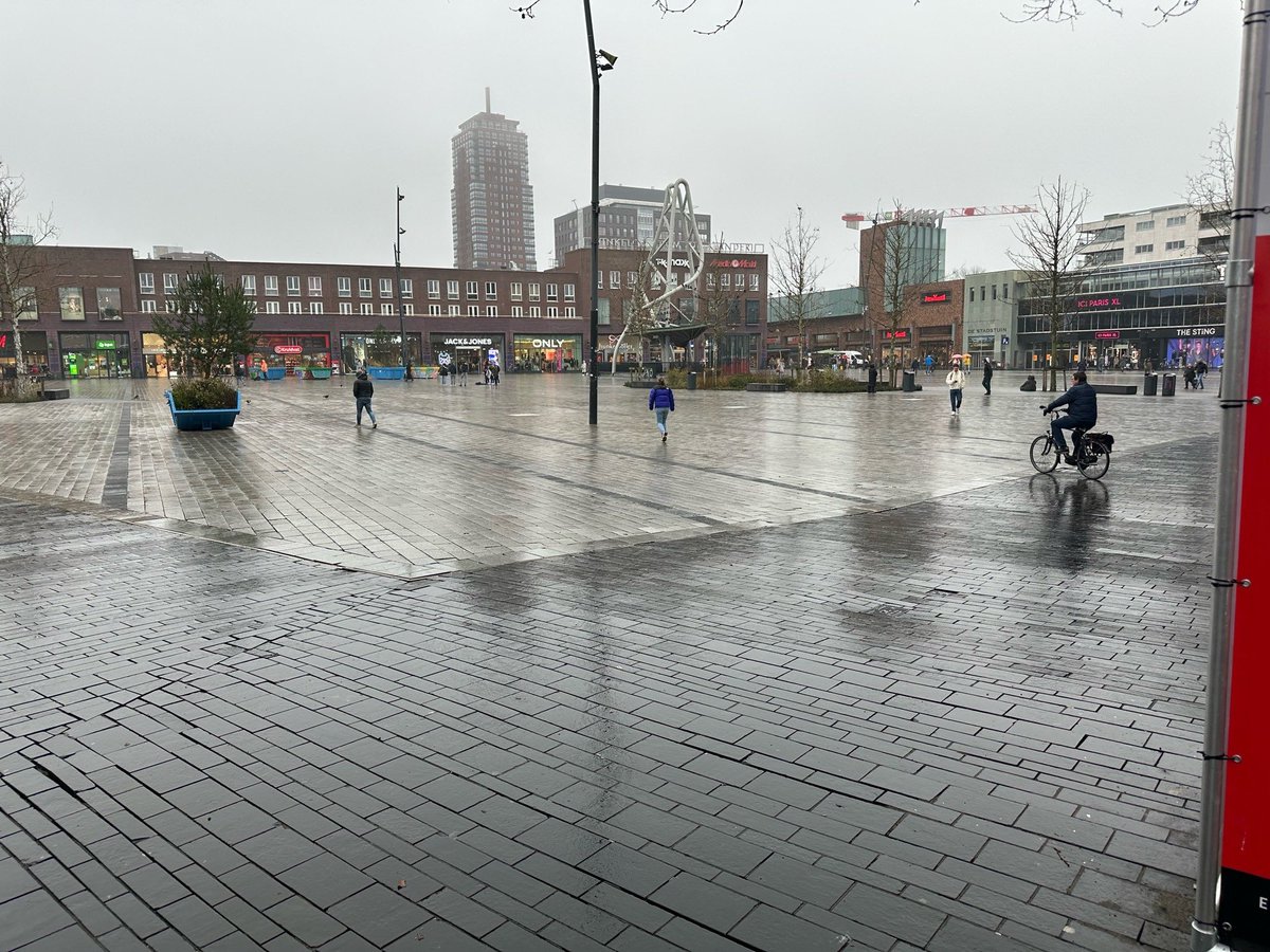 Ik vind dat we het Van Heek-plein in Enschede moeten vernoemen naar Pieter Omtzigt.

Net zo onsamenhangend en deprimerend.