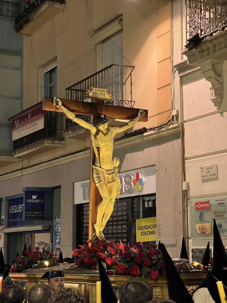 [23:33] el Santísimo Cristo a la altura de la plaza de Zorrilla

#SemanaSantaZamora
#NuestraMadre
#ProcesionNMA25